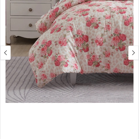 Betsey Johnson roses full/queen comforter set - Picture 3 of 3